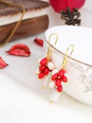 Pierres delicates Pozłacane kolczyki z koralami i perłami rozmiar: onesize. Białe kolczyki Pierres delicates, z koralem, pozłacane. Za 56.99 zł.