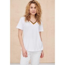 T-Shirt Damski Nicer BS Ekri. Białe t-shirty blue shadow, uniwersalny, bez wzorów, z bawełny, bez kołnierzyka, bez ramiączek. Za 129.90 zł.