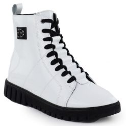 Skórzane lakierowane ocieplane botki damskie białe Filippo DBT7273. Białe botki Filippo, bez wzorów, z lakierowanej skóry, bez obcasa, bez zapięcia. Za 127.99 zł.