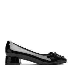 Czółenka JENNY. Czarne czółenka Jenny, bez wzorów, bez obcasa, bez zapięcia. Za 119.99 zł.