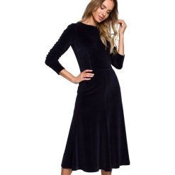 Sukienka welurowa midi rozkloszowana z rękawem 3/4 bawełniana granat. Sukienki MOE, s, bez wzorów, z bawełny, eleganckie, bez kołnierzyka, bez ramiączek, midi, rozkloszowane. Za 309.00 zł.