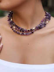 Pierres de Jade Pozłacany naszyjnik z elementami ozdobnymi - dł. 50 cm rozmiar: onesize. Różowe naszyjniki Pierres de Jade, z materiału, z ametystem, pozłacane. Za 86.99 zł.