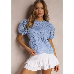 Jasnoniebieska Bluzka Fanoos. Niebieskie bluzki Renee, s, w ażurowe wzory, z satyny, vintage, bez kołnierzyka, bez ramiączek. W wyprzedaży za 97.99 zł.