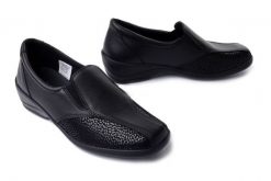COMFORTABEL 940383-01 schwarz, półbuty damskie. Czarne półbuty wsuwane Comfortabel, bez wzorów, bez obcasa, na koturnie. Za 374.90 zł.