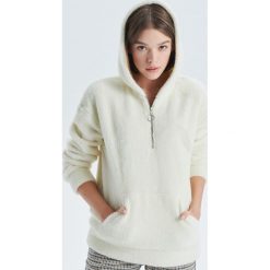 Puszysta bluza - Kremowy. Bluzy marki Cropp. W wyprzedaży za 49.99 zł.