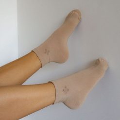 Beżowe skarpetki damskie - delikatny wzór 727. Brązowe skarpetki Milena, bez wzorów, z bawełny. Za 14.90 zł.