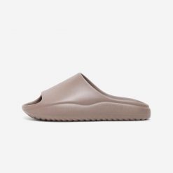 Second Life - Klapki Unisex Slide - Stan Doskonały. Brązowe klapki Decathlon, bez wzorów, z materiału, bez obcasa, bez zapięcia. Za 67.99 zł.