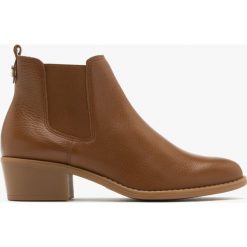 Brązowe botki na masywnym obcasie JOANNA. Brązowe botki Ryłko, bez wzorów, ze skóry, bez obcasa, na obcasie, bez zapięcia. Za 449.99 zł.