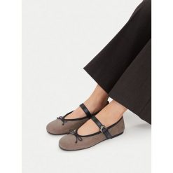 Baleriny GINO ROSSI. Szare baleriny Gino Rossi, bez wzorów, bez obcasa, bez zapięcia. Za 229.99 zł.