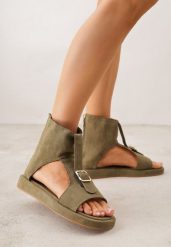 Zielone Sandały Typu Botki Ozdobione Metaliczną Klamrą z Przodu Adrasaia. Zielone sandały Renee, bez wzorów, bez obcasa, na płaskiej podeszwie, bez zapięcia. Za 99.99 zł.