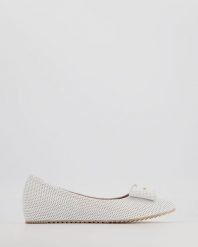 BIAŁE BALERINY DAMSKIE 1501029 WHITE. Białe baleriny Venezia, bez wzorów, ze skóry, bez obcasa, bez zapięcia. Za 299.00 zł.