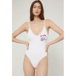 Karl Lagerfeld jednoczęściowy strój kąpielowy kolor biały miękka miseczka. Białe stroje jednoczęściowe KARL LAGERFELD, bez wzorów, z dzianiny. W wyprzedaży za 359.99 zł.