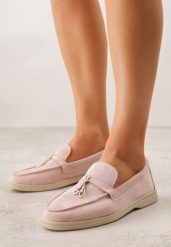 Różowe Mokasyny z Imitacji Zamszu Zdobione Zawieszką i Przeszyciem Aezoris. Czerwone mokasyny Renee, z aplikacjami, z jeansu. Za 99.99 zł.