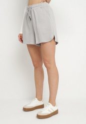 Szare Szorty Dresowe z Wyższym Stanem i Sznurkiem do Wiązania Ninitela. Szare szorty Born2be, bez wzorów, z dresówki, klasyczne. Za 59.99 zł.