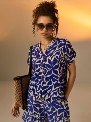 Wiskozowa koszula z krótkim rękawem w geometryczny wzór - niebieski. Niebieskie koszule Sinsay, l, bez wzorów, z wiskozy, bez kołnierzyka, bez ramiączek. Za 25.99 zł.