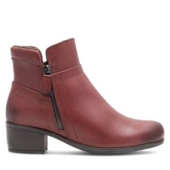 Botki Go Soft. Czerwone botki GO SOFT, bez wzorów, bez obcasa, na słupku, bez zapięcia. Za 249.99 zł.