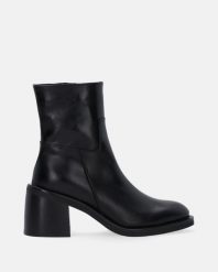 CZARNE SZTYBLETY NA OBCASIE 4009 SIERR NERO. Czarne botki Venezia, bez wzorów, ze skóry, bez obcasa, na obcasie, bez zapięcia. Za 579.00 zł.