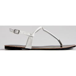 Sandały flip flop ze skóry ekologicznej - Biały. Białe sandały Mohito, bez wzorów, ze skóry ekologicznej, bez obcasa, bez zapięcia. W wyprzedaży za 29.99 zł.