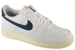 Buty sportowe Sneakersy damskie, Air Force 1 07. Białe buty treningowe Nike, bez wzorów, z materiału, przed kostkę, bez zapięcia, trekkingowe, Nike Air Force. Za 499.99 zł.