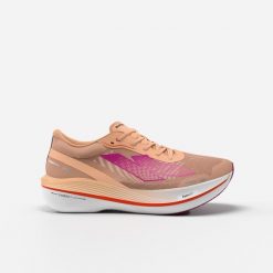 Buty do biegania z płytką karbonową damskie Kiprun Kipstorm Challenger. Brązowe buty do biegania KIPRUN, bez wzorów, z materiału, bez zapięcia, do biegania. Za 599.99 zł.