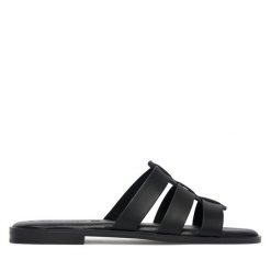 Klapki Tamaris. Czarne klapki Tamaris, bez wzorów, bez obcasa, bez zapięcia. Za 299.99 zł.