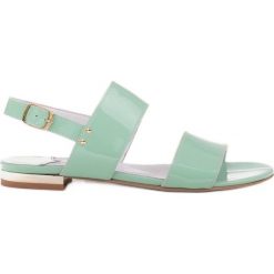 Marco Shoes Płaskie sandały z lakieru i metalicznym obcasem zielone. Zielone sandały Marco Shoes, bez wzorów, z lakierowanej skóry, bez obcasa, na płaskiej podeszwie, bez zapięcia. Za 229.00 zł.