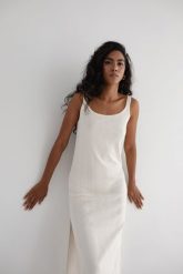 Sukienka na ramiączkach z prążkowanej dzianiny w kolorze WARM BEIGE - CARMEN-XS/S. Brązowe sukienki Marsala, m, bez wzorów, z bawełny, bez kołnierzyka, bez ramiączek, midi. W wyprzedaży za 153.93 zł.