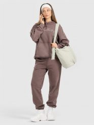 4F Spodnie dresowe joggery damskie - brązowe S. Brązowe spodnie dresowe 4f, bez wzorów, z dresówki. Za 149.99 zł.