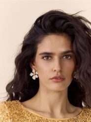 Kolczyki w kwiaty - złamana biel. Kolczyki Reserved. Za 39.99 zł.