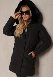 Czarna Pikowana Kurtka Taliowana z Odpinanym Kapturem i Futerkiem Raithia. Czarne kurtki Renee, l, z aplikacjami, z dzianiny, eleganckie. W wyprzedaży za 157.49 zł.
