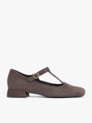 Brązowe welurowe czółenka t-bar. Brązowe czółenka Ryłko, bez wzorów, z gumy, eleganckie, bez obcasa, na słupku, bez zapięcia. Za 429.99 zł.