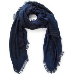 Chusta CALVIN KLEIN - Printed Ck Scarf K60K604704 001. Niebieskie chusty Calvin Klein, z materiału. Za 229.00 zł.