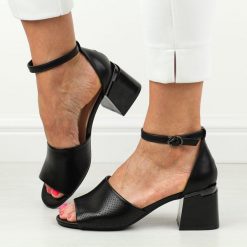 Czarne sandały damskie na słupku Vinceza 62114. Czarne sandały VINCEZA, bez wzorów, ze skóry, eleganckie, bez obcasa, na słupku, bez zapięcia. Za 149.00 zł.