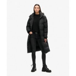 Długi pikowany płaszcz z kapturem. Czarne płaszcze Superdry, bez wzorów, eleganckie, z kapturem. W wyprzedaży za 605.30 zł.
