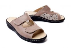 DR. BRINKMANN 700031-08 taupe/beige, klapki damskie. Brązowe klapki Dr. Brinkmann, bez wzorów, ze skóry, bez obcasa, bez zapięcia. Za 309.90 zł.