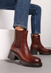 Brązowe Ocieplone Botki na Słupku w Stylu Sztybletów Ozdobione z Boku Gumką Crethea. Brązowe botki Renee, bez wzorów, z jeansu, eleganckie, bez obcasa, na obcasie, bez zapięcia. W wyprzedaży za 90.99 zł.