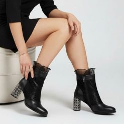 Botki damskie S. Barski, na wysokim obcasie ze skóry i bogato zdobione, czarne, MR52-140. Czarne botki S.BARSKI, z aplikacjami, ze skóry, eleganckie, bez obcasa, na obcasie, bez zapięcia. Za 239.00 zł.