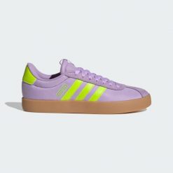 Buty VL Court 3.0. Czerwone buty sportowe lifestyle adidas, bez wzorów, bez zapięcia, trekkingowe. W wyprzedaży za 213.85 zł.
