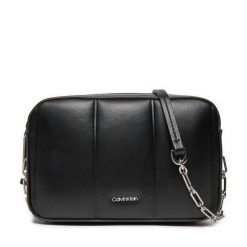 Torebka Calvin Klein. Czarne listonoszki Calvin Klein, bez wzorów, bez dodatków. Za 259.99 zł.