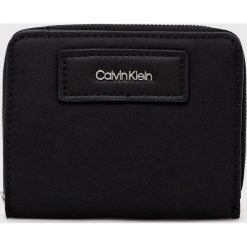 Calvin Klein portfel damski kolor czarny. Czarne portfele Calvin Klein, bez wzorów, z materiału. Za 269.99 zł.