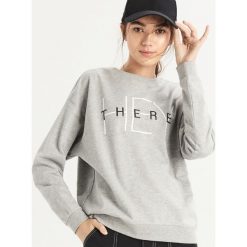 Szara bluza z napisem - Jasny szar. Bluzy marki Sinsay. W wyprzedaży za 24.99 zł.