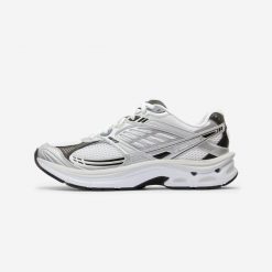 Buty sportowe damskie RR2K. Białe buty treningowe Decathlon, bez wzorów, z kauczuku, bez zapięcia, trekkingowe. Za 319.99 zł.