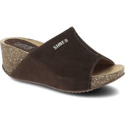 Brązowe Klapki Simen Wygodne Skórzane Buty Na Koturnie. Brązowe klapki Simen, bez wzorów, bez obcasa, na koturnie, bez zapięcia. Za 289.00 zł.