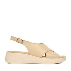 Sandały Lasocki. Brązowe sandały Lasocki, bez wzorów, bez obcasa, na koturnie, bez zapięcia. Za 169.99 zł.