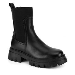 Botki DeeZee. Czarne botki DeeZee, bez wzorów, bez obcasa, na słupku, bez zapięcia. Za 143.99 zł.