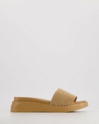 BEŻOWE KLAPKI 03-25 BEIGE-GOLD. Brązowe klapki Venezia, bez wzorów, ze skóry, bez obcasa, bez zapięcia. Za 199.00 zł.