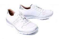 Rieker L32F3-80 white, półbuty damskie. Białe półbuty wsuwane Rieker, bez wzorów, ze skóry, bez obcasa. Za 359.90 zł.