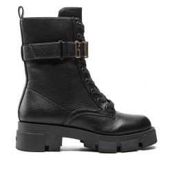 Botki Guess. Czarne botki Guess, z aplikacjami, bez obcasa, na płaskiej podeszwie, bez zapięcia. Za 379.99 zł.