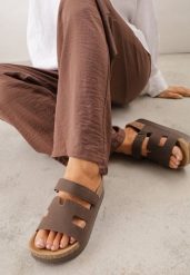 Brązowe Klapki na Grubej Podeszwie z Imitacją Korka Zapinane na Rzep Nadareida. Brązowe klapki Renee, bez wzorów, boho, bez obcasa, na platformie, bez zapięcia. Za 89.99 zł.