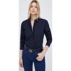 Tommy Hilfiger koszula bawełniana damska kolor granatowy regular z kołnierzykiem klasycznym. Niebieskie koszule Tommy Hilfiger, bez wzorów, z bawełny, klasyczne, bez kołnierzyka, bez ramiączek. W wyprzedaży za 326.99 zł.